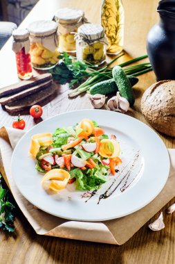 Tabakta sebze salatası