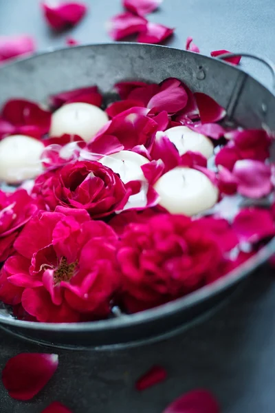 Rose rosse con petali e candele — Foto Stock