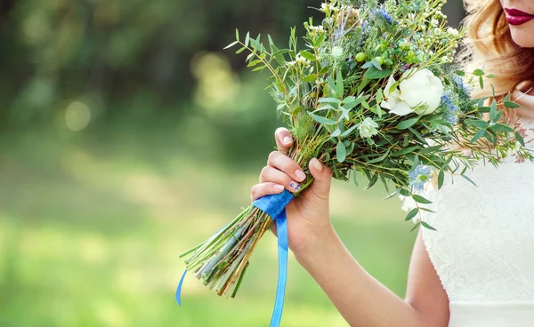 Braut hält Brautstrauß — Stockfoto