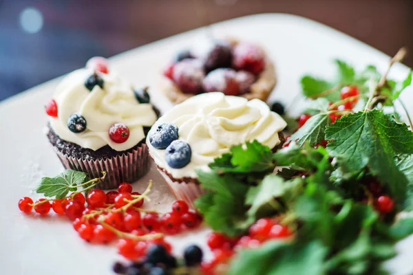 Wedding sweet cupcakes — Stock Photo, Image