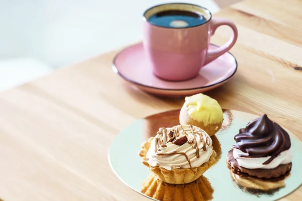 Coffee cup with pastry — Stock Photo, Image