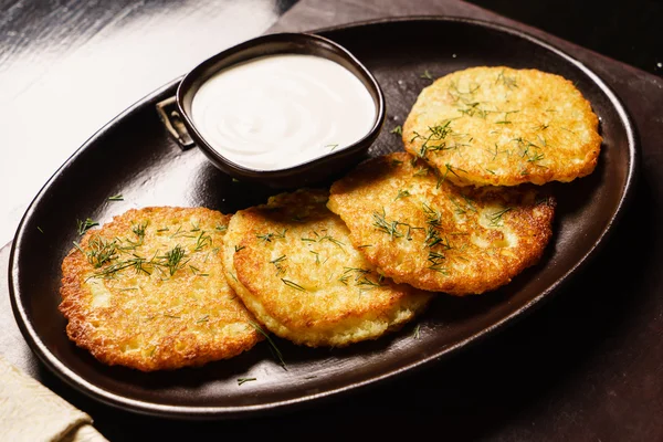 Panqueques de patata con crema agria — Foto de Stock