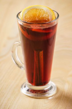 Bir bardak sıcak şarap.