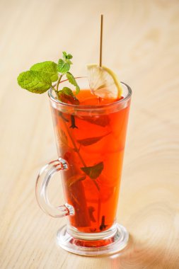 lezzetli kokteyl limon ile