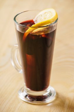 Bir bardak sıcak şarap.