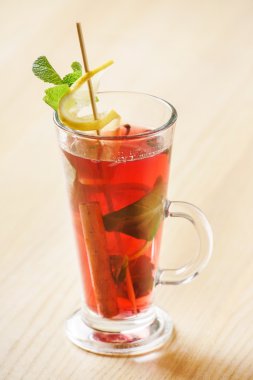 lezzetli kokteyl limon ile