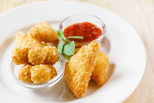 Mozzarella fritta sul piatto — Foto Stock