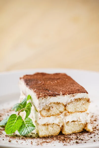 Bolo tiramisu com folhas de hortelã — Fotografia de Stock