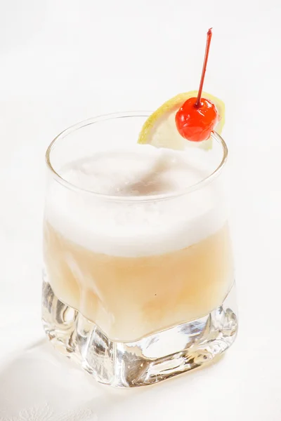 Cocktail com laranja no branco — Fotografia de Stock