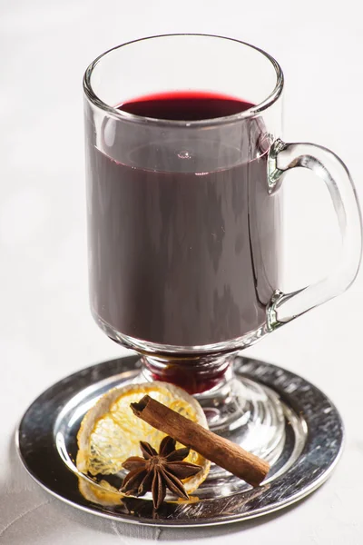 Vinho quente com limão e canela — Fotografia de Stock