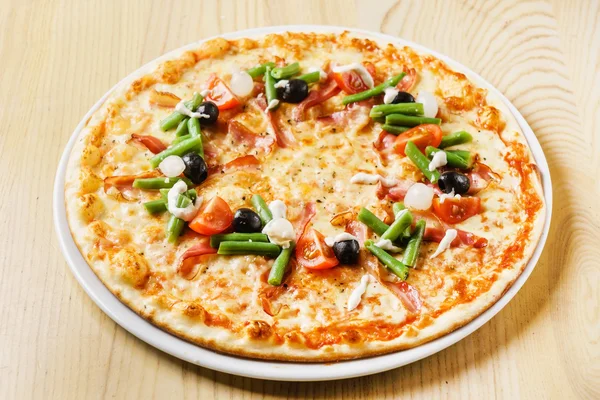 Pizza italiana con verdure — Foto Stock