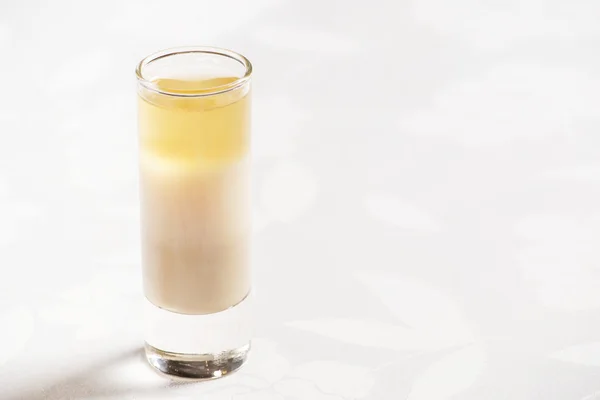 Cocktail de álcool em branco — Fotografia de Stock