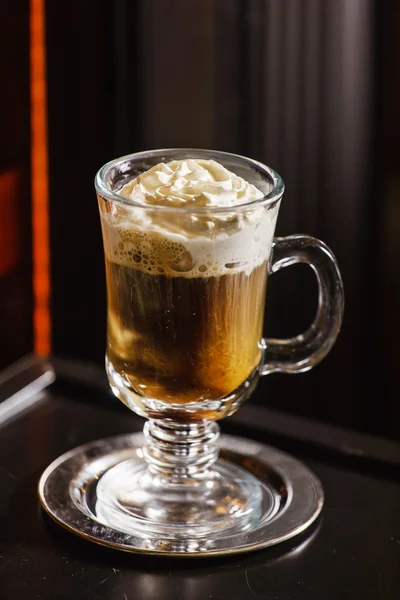 ホイップ クリームとコーヒーのガラス — ストック写真