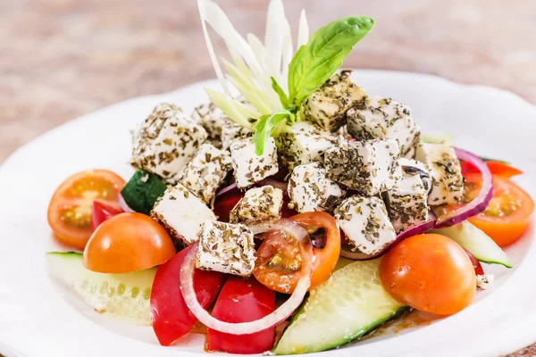 Grekisk sallad på tallrik — Stockfoto