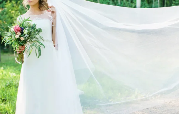 Bouquet de mariée entre les mains de la mariée — Photo