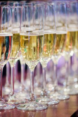 Masada bir kadeh şampanya.