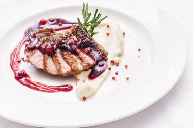 ördek göğsü patates püresi ile