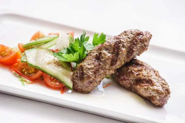 Kebab med vegeteble sallad — Stockfoto