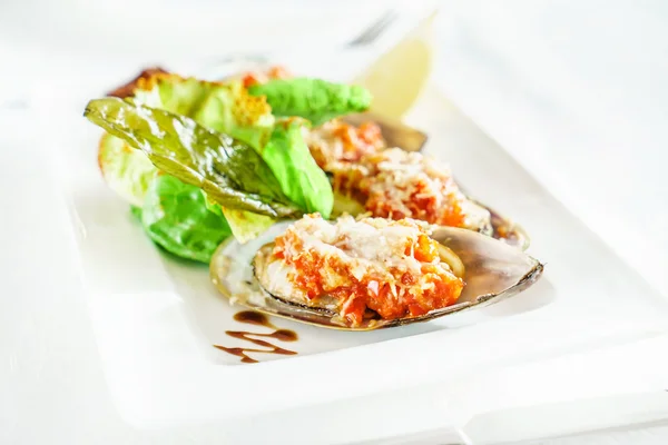 Cozze cotte con parmigiano ed erbe aromatiche — Foto Stock