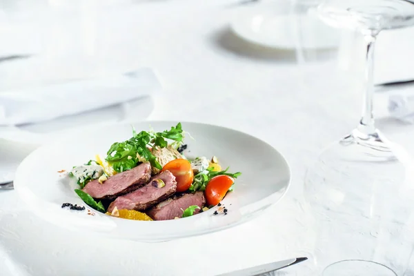 Beef salad with vegetables — Stock Photo, Image