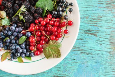 taze çilek plaka üzerinde