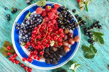 taze çilek plaka üzerinde