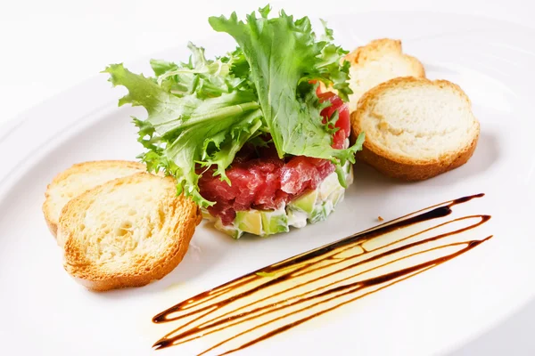 Tuna tartar on plate — Stock Photo, Image