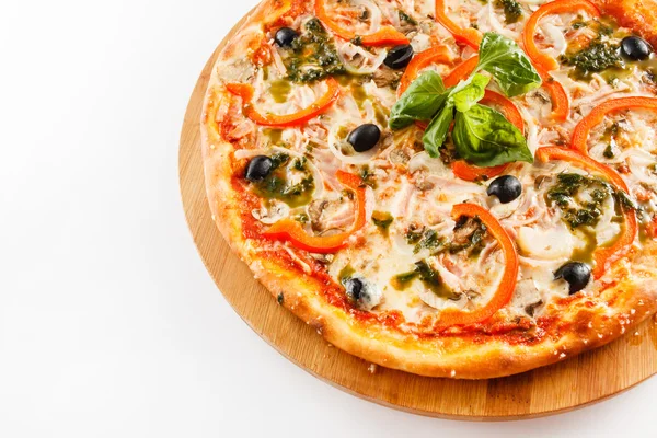 Välsmakande pizza på vit — Stockfoto