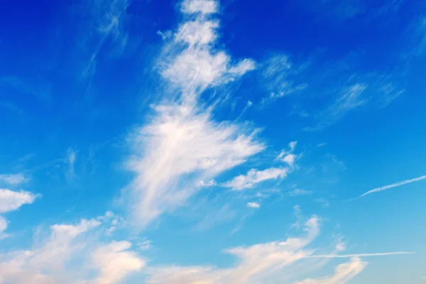 Joli ciel bleu avec des nuages — Photo