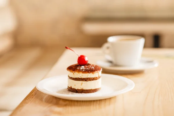 Gâteau au fromage avec cerise et tasse de café — Photo