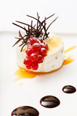 Cheesecake ile kırmızı kuş üzümü