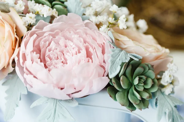 Socker blommor på bröllopstårta — Stockfoto