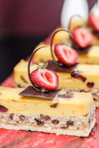 Leckeres Gebäck mit Beeren — Stockfoto