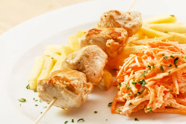 Spiedino di pollo con patatine fritte — Foto Stock