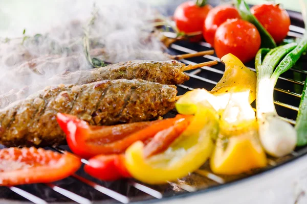 Grilling kebabs with vegetables — Stock Photo, Image