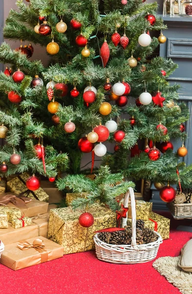 Árbol de Navidad con regalos —  Fotos de Stock