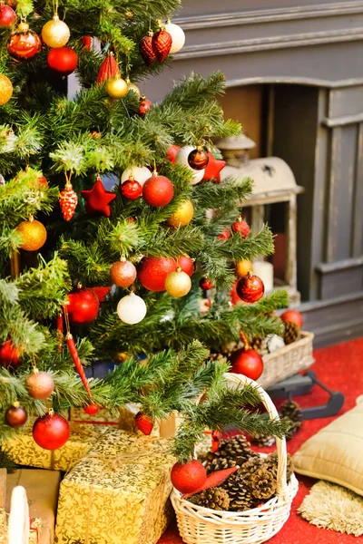 Árvore de Natal com presentes — Fotografia de Stock