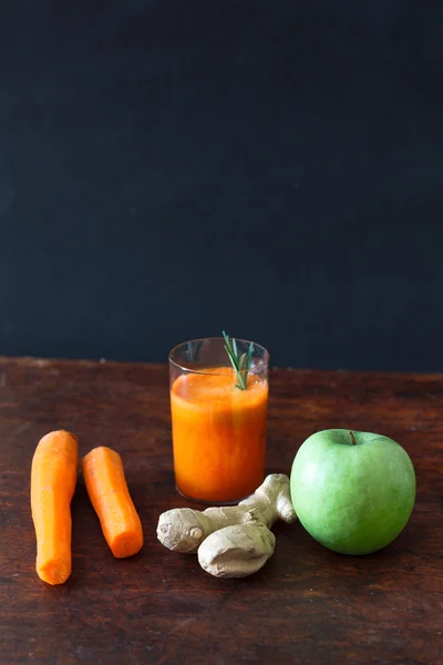 Carrot smoothie with ripe apple and ginger — Stock Photo, Image