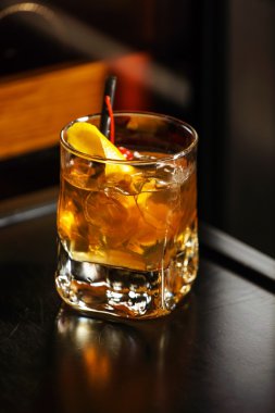 Alkollü kokteyl limon ile