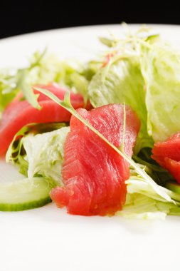 plaka üzerinde ton balığı salatası