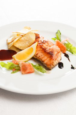 Somon steak salata ile