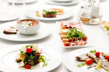 lezzetli yemekleri masasi