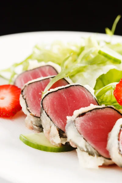 Thunfisch-Vorspeise mit Salatblättern und Erdbeeren — Stockfoto