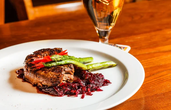 Fleischsteak mit Rotkohl — Stockfoto