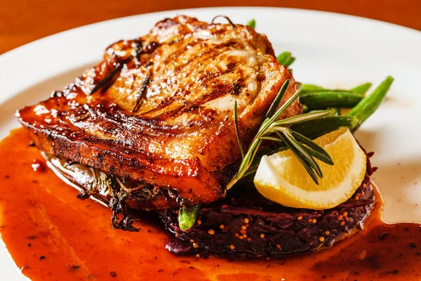 Bife de carne com repolho vermelho — Fotografia de Stock