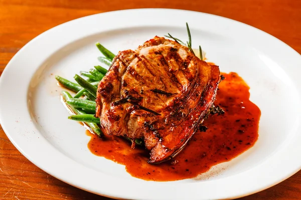 Bife de carne com repolho vermelho — Fotografia de Stock