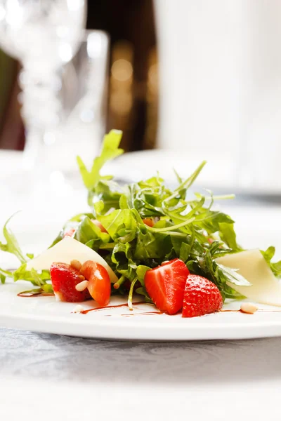 Fresh salad on plate — Stock Photo, Image