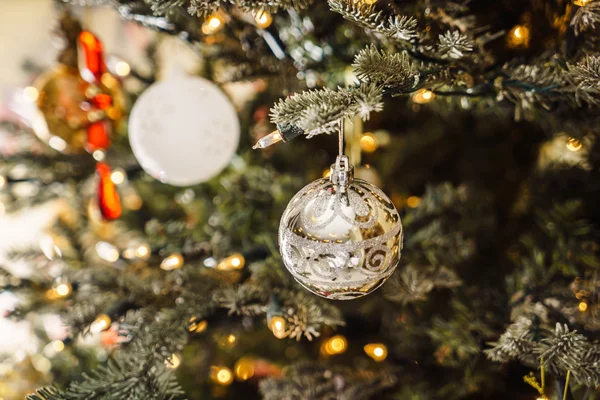 Decoratie op kerstboom — Stockfoto