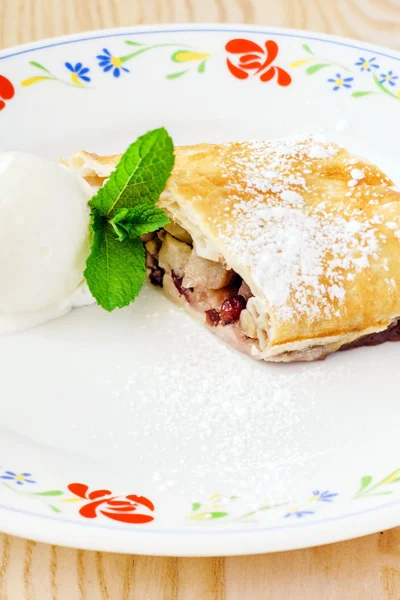 Strudel aux pommes avec crème glacée et menthe — Photo