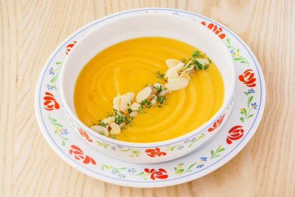 Soupe à la crème de citrouille aux amandes — Photo